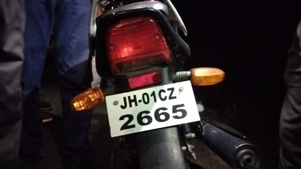 शादी समारोह में शामिल होने जा रहे युवक अनियंत्रण हो कर मोटरसाइकिल सवार रोड में गिरा मौके पर हुई मौत