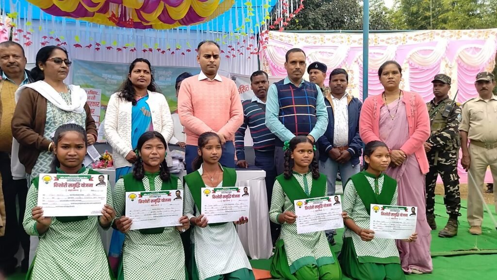 घाघरा: चुंदरी पंचायत में सरकार आपके द्वार कार्यक्रम का हुआ आयोजन, कार्यक्रम में शामिल हुए गुमला डीसी कर्ण सत्यार्थी।