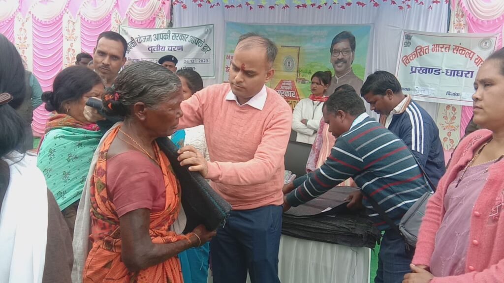 घाघरा प्रखंड के चुन्दरी पंचायत में लगे आपकी योजना आपकी सरकार आपके द्वार शिविर का किया निरीक्षण घाघरा प्रखंड के चुन्दरी पंचायत में लगे आपकी योजना आपकी सरकार आपके द्वार शिविर का किया निरीक्षण