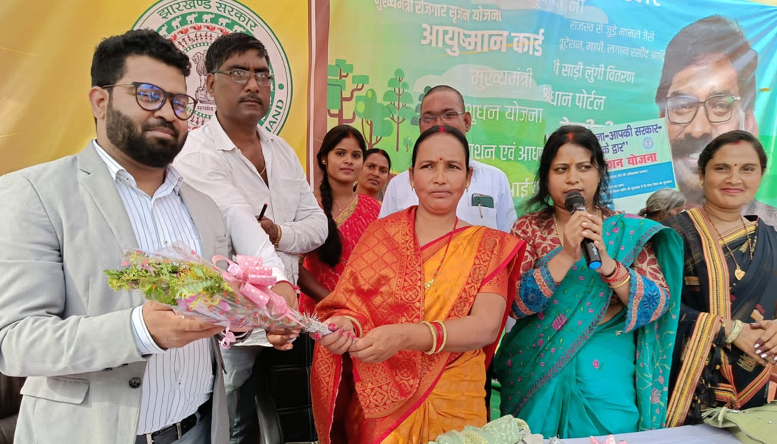 संयुक्त रूप से पंडवा प्रखंड विकास पदाधिकारी को फूल देकर "आपकी योजना आपकी सरकार आपके द्वार"कार्यक्रम का शुभारंभ किया गया संयुक्त रूप से पंडवा प्रखंड विकास पदाधिकारी को फूल देकर "आपकी योजना आपकी सरकार आपके द्वार"कार्यक्रम का शुभारंभ किया गया