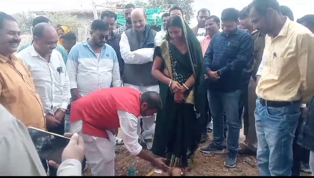 15 वे वित्त आयोग मद से 1000 फीट पीसीसी पथ निर्माण कार्य का शिलान्यास पूर्वी जिला पार्षद रीता देवी ने किया