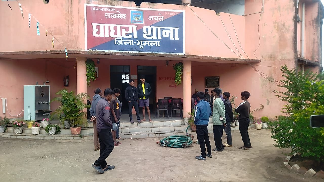 ग्रामीणों ने चोर को रंगे हाथ समान के साथ पकड़ा: ग्रामीणों ने पुलिस के हवाले चोर को सौपा।