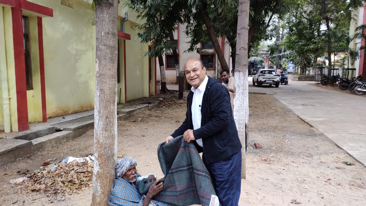 ठंड में लूंगी ओढ़े वृद्ध पर पीडीजे का पसीजा दिल डालसा से तत्काल कंबल मंगवाकर ओढ़ाया, दिया मानवता का परिचय।