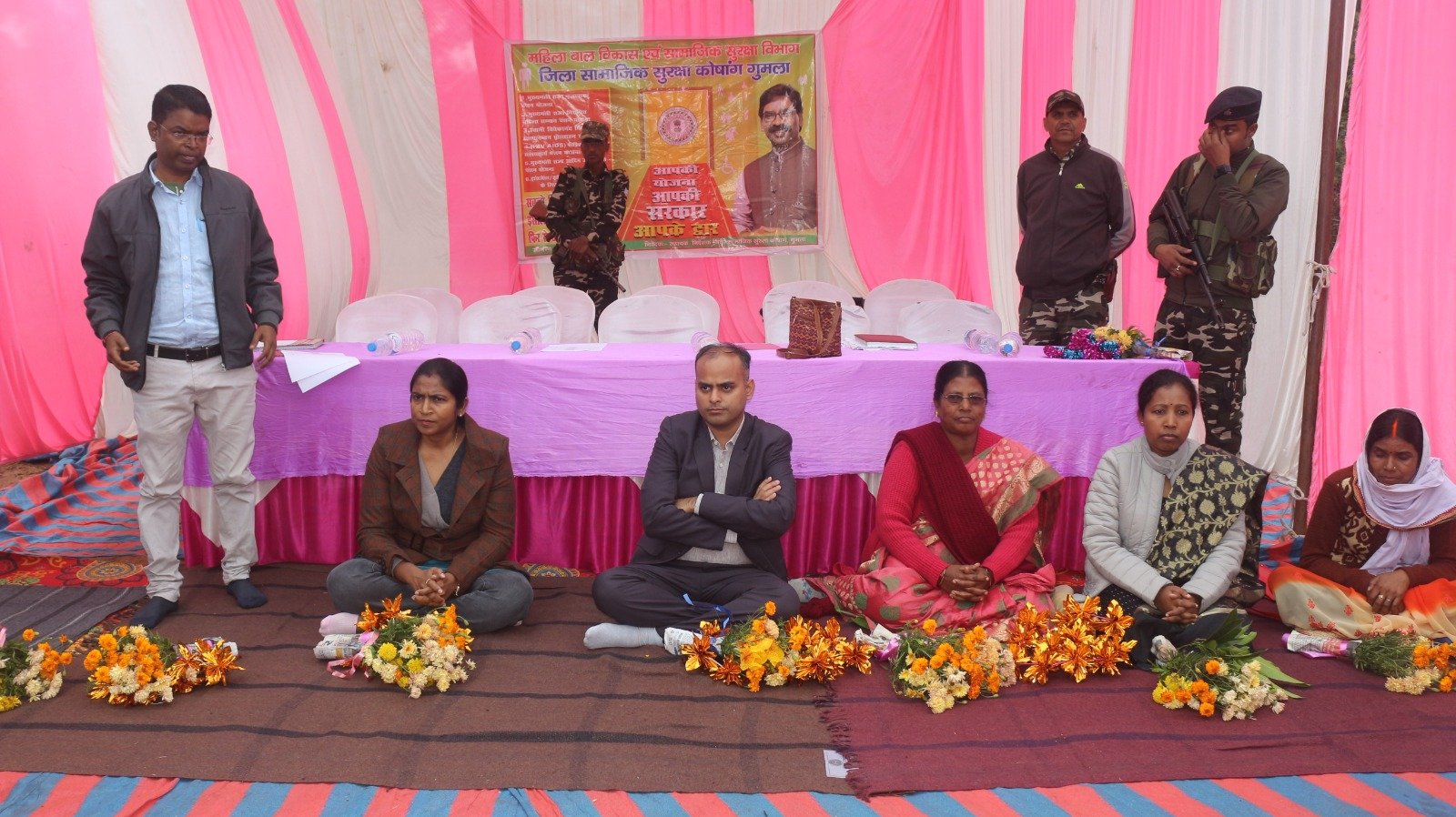 उपायुक्त ने सुदूरवर्ती क्षेत्र जुरमु पंचायत में लगे आपकी योजना आपकी सरकार आपके द्वार शिविर का किया निरीक्षण उपायुक्त ने सुदूरवर्ती क्षेत्र जुरमु पंचायत में लगे आपकी योजना आपकी सरकार आपके द्वार शिविर का किया निरीक्षण