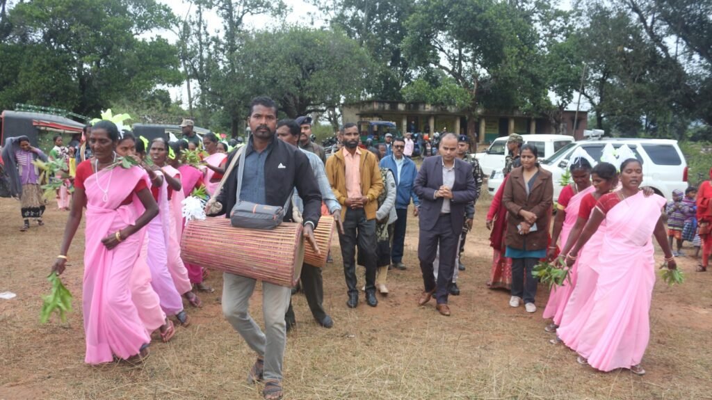 उपायुक्त ने सुदूरवर्ती क्षेत्र जुरमु पंचायत में लगे आपकी योजना आपकी सरकार आपके द्वार शिविर का किया निरीक्षण उपायुक्त ने सुदूरवर्ती क्षेत्र जुरमु पंचायत में लगे आपकी योजना आपकी सरकार आपके द्वार शिविर का किया निरीक्षण