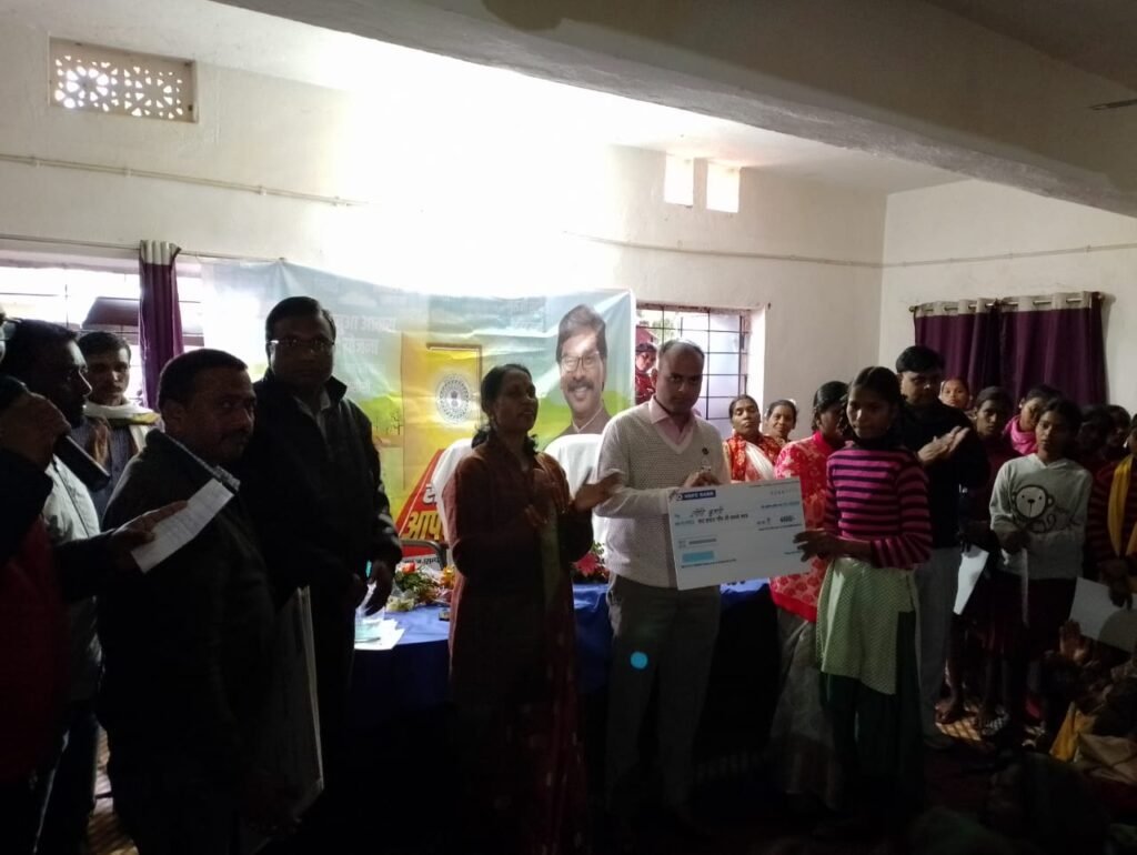 असनी पंचायत में लगे आपकी योजना आपकी सरकार आपके द्वार शिविर का उपायुक्त ने किया निरीक्षण।