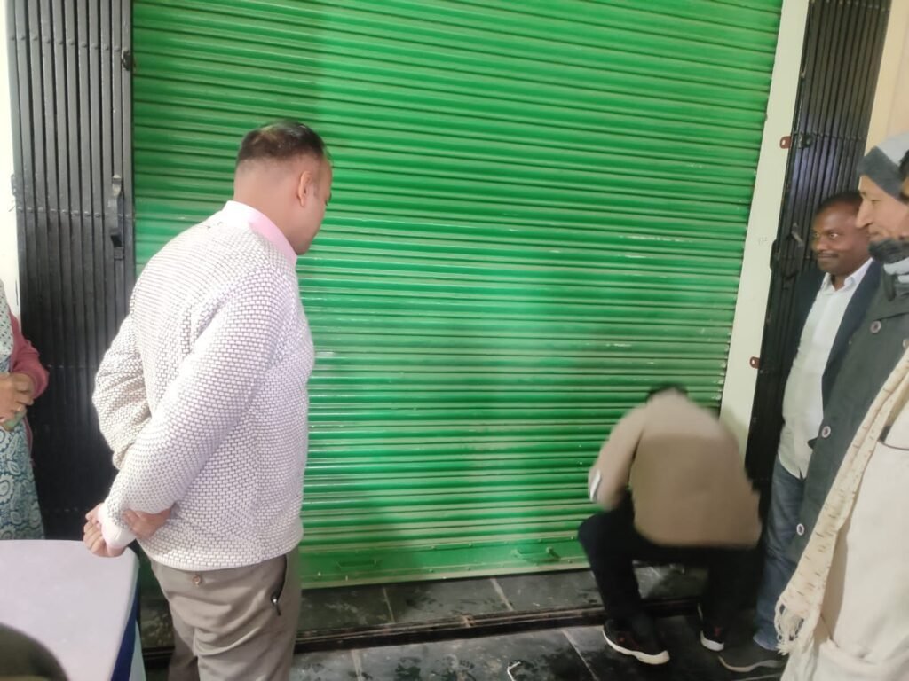 Gumla:उपायुक्त ने किया ईवीएम वेयर हाउस का निरीक्षण। Gumla:उपायुक्त ने किया ईवीएम वेयर हाउस का निरीक्षण।