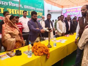 आपके द्वार कार्यक्रम में लाभुकों के बीच बीडीओ ने कई परिसंपत्तियों का किया वितरण मुखिया जोहरा बीवी ने स्कूली छात्रों को कल्याण विभाग से साइकिल वितरण का चेक प्रदान किया