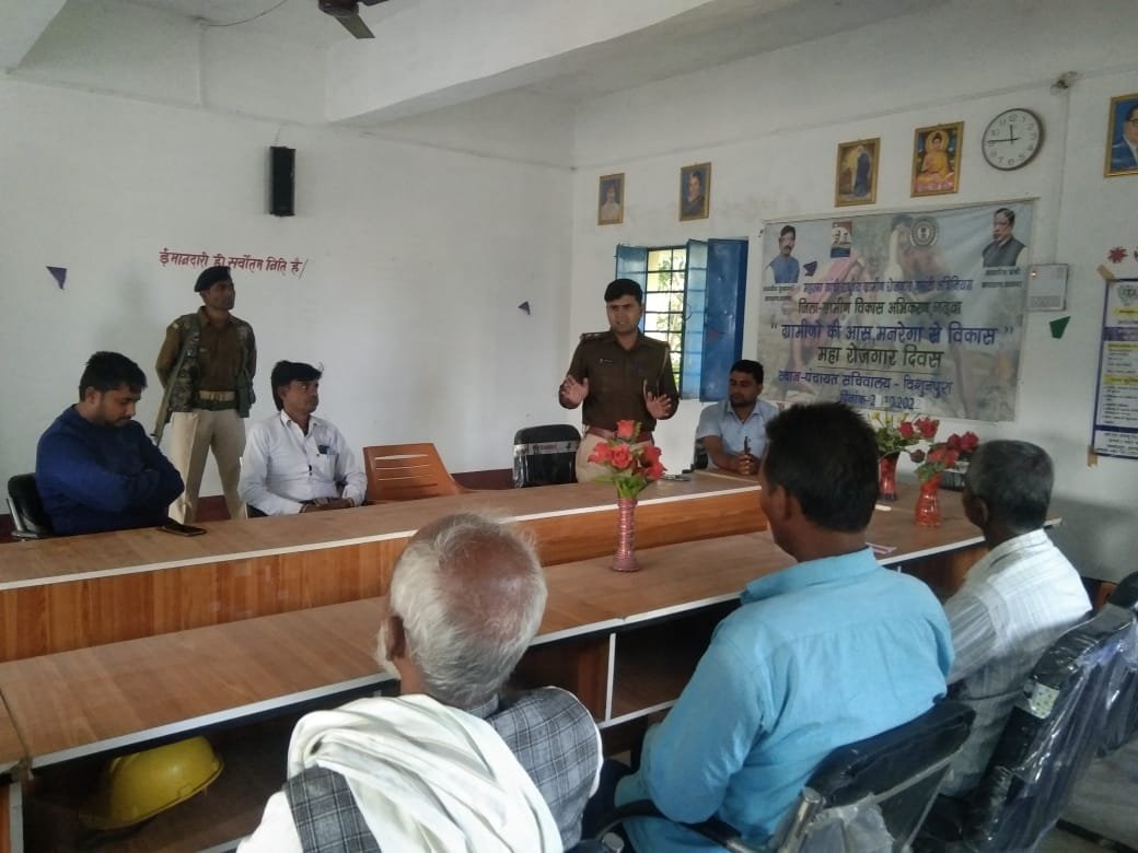 बिशुनपुरा पुलिस ने बताई ट्रैफिक नियमों की जानकारी, दो पहिया वाहन चलाते समय हेलमेंट अति आवश्यक