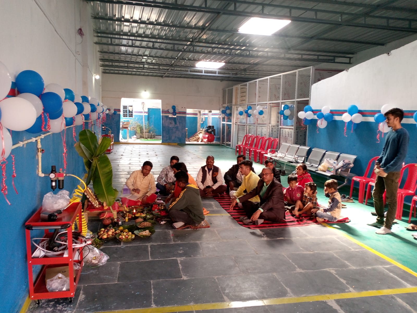 रिषभ इंटरप्राइजेज पियाजियो टेंपो शोरूम का उद्घाटन।