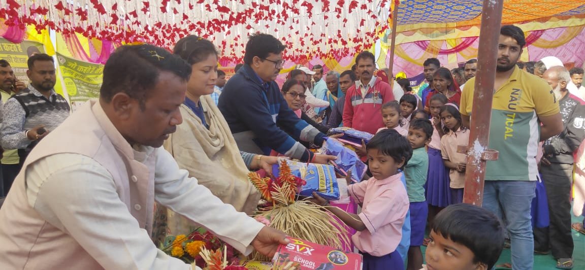 लातेहार प्रखंड के डेमू पंचायत में आपकी योजना, आपकी सरकार, आपके द्वार कार्यक्रम का किया गया आयोजन