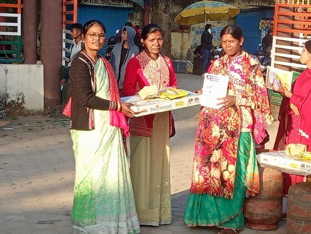 भारत गैस एजेंसी कांसीर के द्वारा गरीबों के बीच गैस सिलेंडर का हुआ वितरण भारत गैस एजेंसी कांसीर के द्वारा गरीबों के बीच गैस सिलेंडर का हुआ वितरण