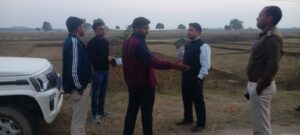 दिनदहाड़े हथियार के बल पर लुटेरों ने किया लूटपाट:किया फायरिंग,लगी गोली,