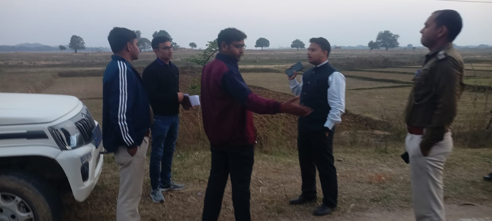 दिनदहाड़े हथियार के बल पर लुटेरों ने किया लूटपाट:किया फायरिंग,लगी गोली,