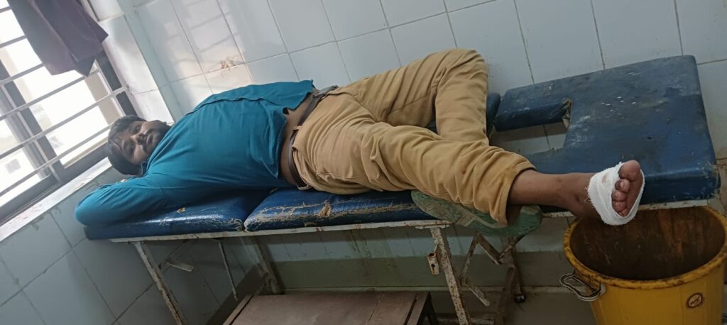 दिनदहाड़े हथियार के बल पर लुटेरों ने किया लूटपाट:किया फायरिंग,लगी गोली, दिनदहाड़े हथियार के बल पर लुटेरों ने किया लूटपाट:किया फायरिंग,लगी गोली,