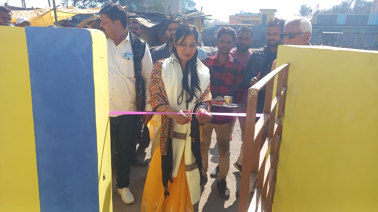 बालूमाथ:बस स्टैंड में शौचालय बनना एक बड़ी उपलब्धि...अनीता देवी उपाध्यक्ष जिला परिषद बालूमाथ:बस स्टैंड में शौचालय बनना एक बड़ी उपलब्धि...अनीता देवी उपाध्यक्ष जिला परिषद