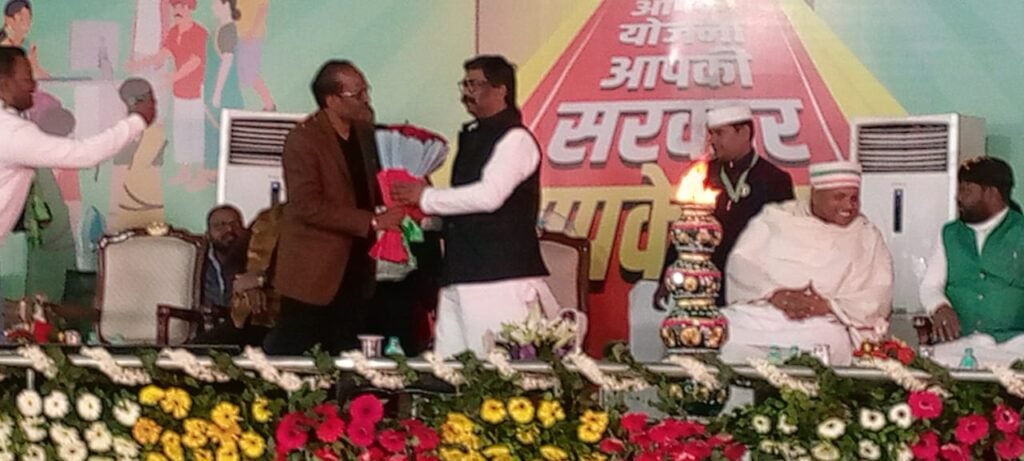 मुख्यमंत्री श्री हेमन्त सोरेन छापरटोली में आयोजित सरकार आपके द्वार कार्यक्रम में हुए शामिल,