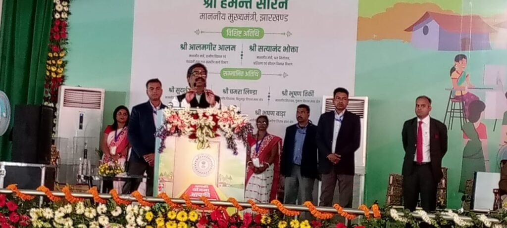 मुख्यमंत्री श्री हेमन्त सोरेन छापरटोली में आयोजित सरकार आपके द्वार कार्यक्रम में हुए शामिल,