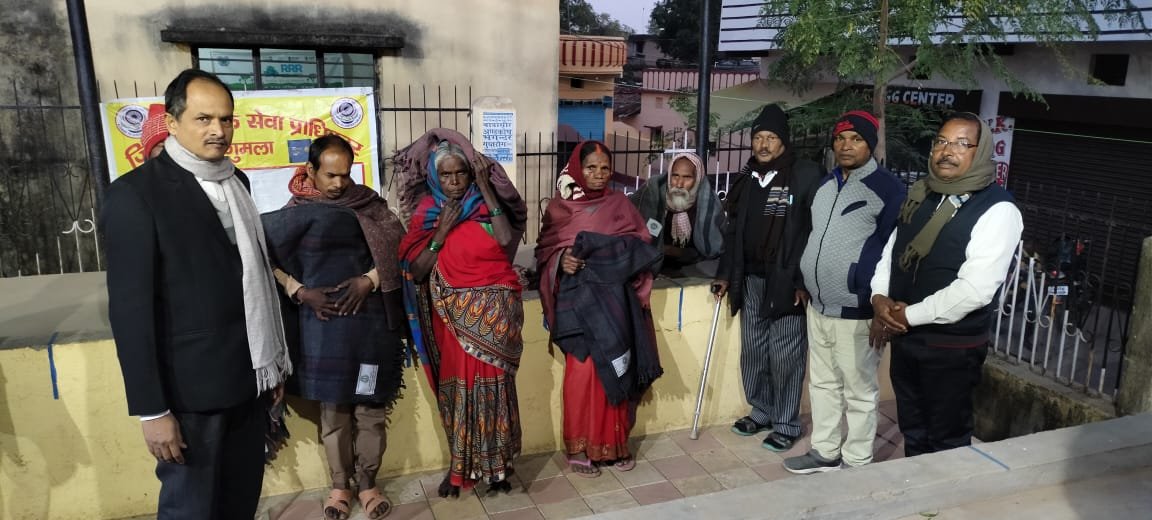 डालसा ने फुटपाथ पर रहने वालों के बीच किया निःशुल्क कंबल वितरित। डालसा ने फुटपाथ पर रहने वालों के बीच किया निःशुल्क कंबल वितरित।
