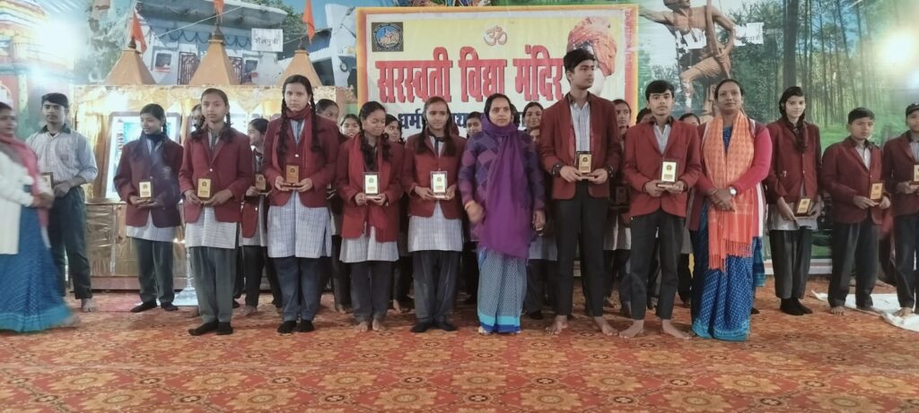 लातेहार:सरस्वती विद्या मंदिर के छात्रों ने किया शानदार प्रदर्शन लातेहार:सरस्वती विद्या मंदिर के छात्रों ने किया शानदार प्रदर्शन