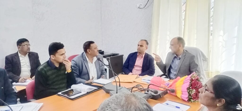 जनजातीय समूह (PVTG) के विकास को लेकर जिले के वरीय अधिकारियों के साथ बैठक का आयोजन कर आवश्यक दिशा निदेेश दिया गया।