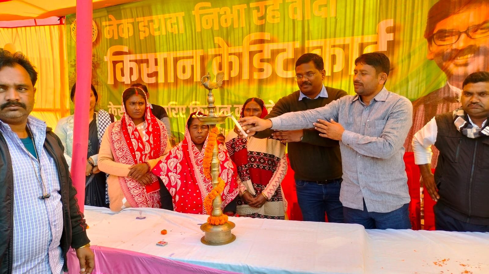 आपकी योजना-आपकी सरकार-आपके द्वार कार्यक्रम के तहत घुटवा पंचायत भवन में परी संपतियो का किया गया वितरण आपकी योजना-आपकी सरकार-आपके द्वार कार्यक्रम के तहत घुटवा पंचायत भवन में परी संपतियो का किया गया वितरण