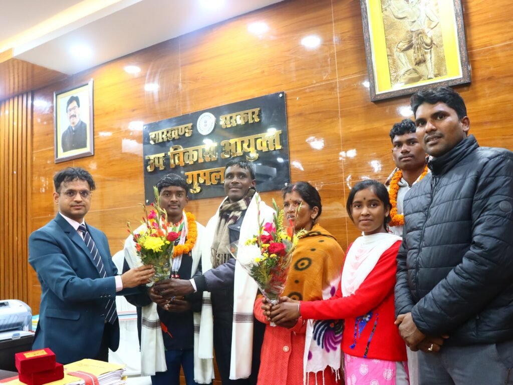 गोल्डन बॉय अनीत उरांव का किया गया जोरदार स्वागत गोल्डन बॉय अनीत उरांव का किया गया जोरदार स्वागत