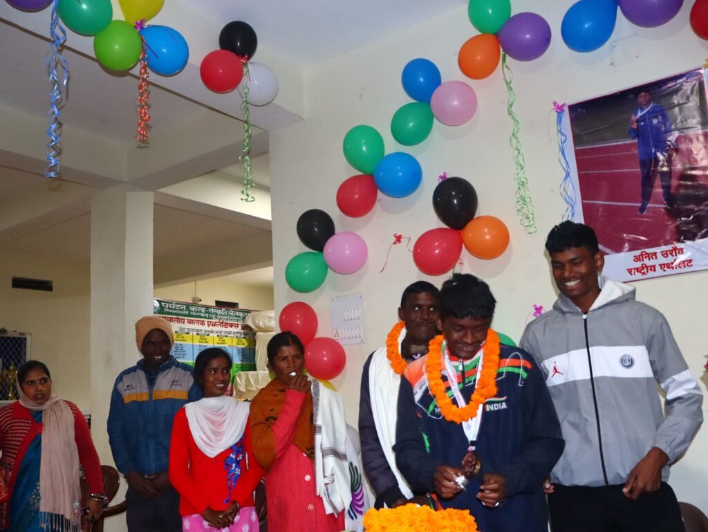 गोल्डन बॉय अनीत उरांव का किया गया जोरदार स्वागत गोल्डन बॉय अनीत उरांव का किया गया जोरदार स्वागत