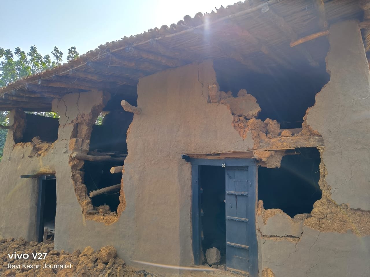 हाथियों के उत्पाद से सैकड़ों ग्रामीण हुए बेघर जनप्रतिनिधियों ने मुआवजा दिलाने का दिया आश्वासन। हाथियों के उत्पाद से सैकड़ों ग्रामीण हुए बेघर जनप्रतिनिधियों ने मुआवजा दिलाने का दिया आश्वासन।