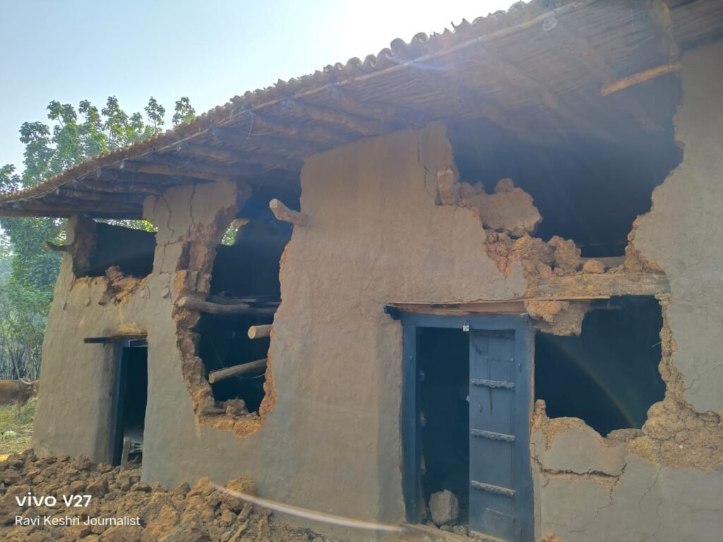 हाथियों के उत्पाद से सैकड़ों ग्रामीण हुए बेघर जनप्रतिनिधियों ने मुआवजा दिलाने का दिया आश्वासन।