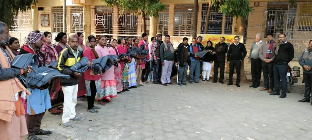 प्रधान जिला और सत्र न्यायधीश सह अध्यक्ष, जिला विधिक सेवा प्राधिकर, ने जरूरतमंदों के बीच निःशुल्क कंबल किया वितरण।
