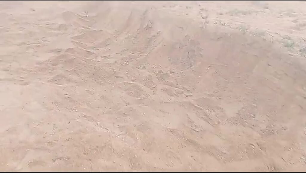 ओबरा गांव के बाकी नदी छठ घाट से किया जा रहा है अवैध बालू की रात्रि में उठाव। ओबरा गांव के बाकी नदी छठ घाट से किया जा रहा है अवैध बालू की रात्रि में उठाव।
