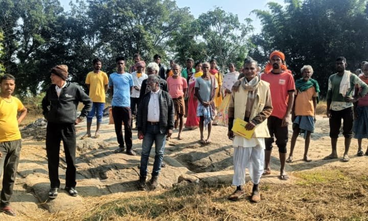 धान आगलगी मामले को लेकर किसान सभा के नेताओं ने पंडरिया गांव का दौरा किया। धान आगलगी मामले को लेकर किसान सभा के नेताओं ने पंडरिया गांव का दौरा किया।
