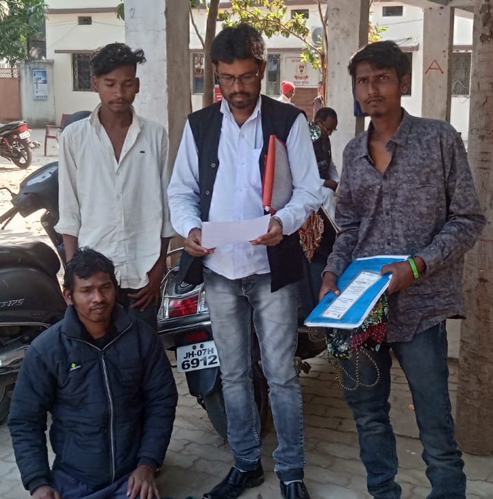 कचहरी में रिक्शा के लिए भटकते विकलांग बिरिया केरकेट्टा से मिले विजय सिंह कचहरी में रिक्शा के लिए भटकते विकलांग बिरिया केरकेट्टा से मिले विजय सिंह