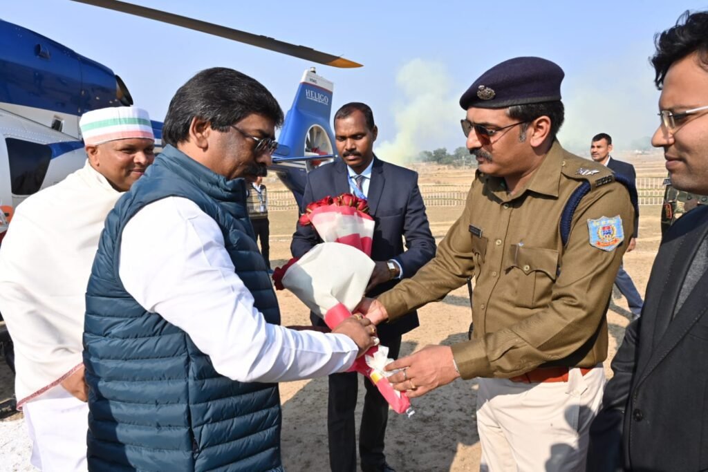 मुख्यमंत्री श्री हेमंत सोरेन पहुंचे लातेहार के कुंदरी ग्राम, आयुक्त, आईजी, उपायुक्त, पुलिस अधीक्षक आदि ने किया स्वागत