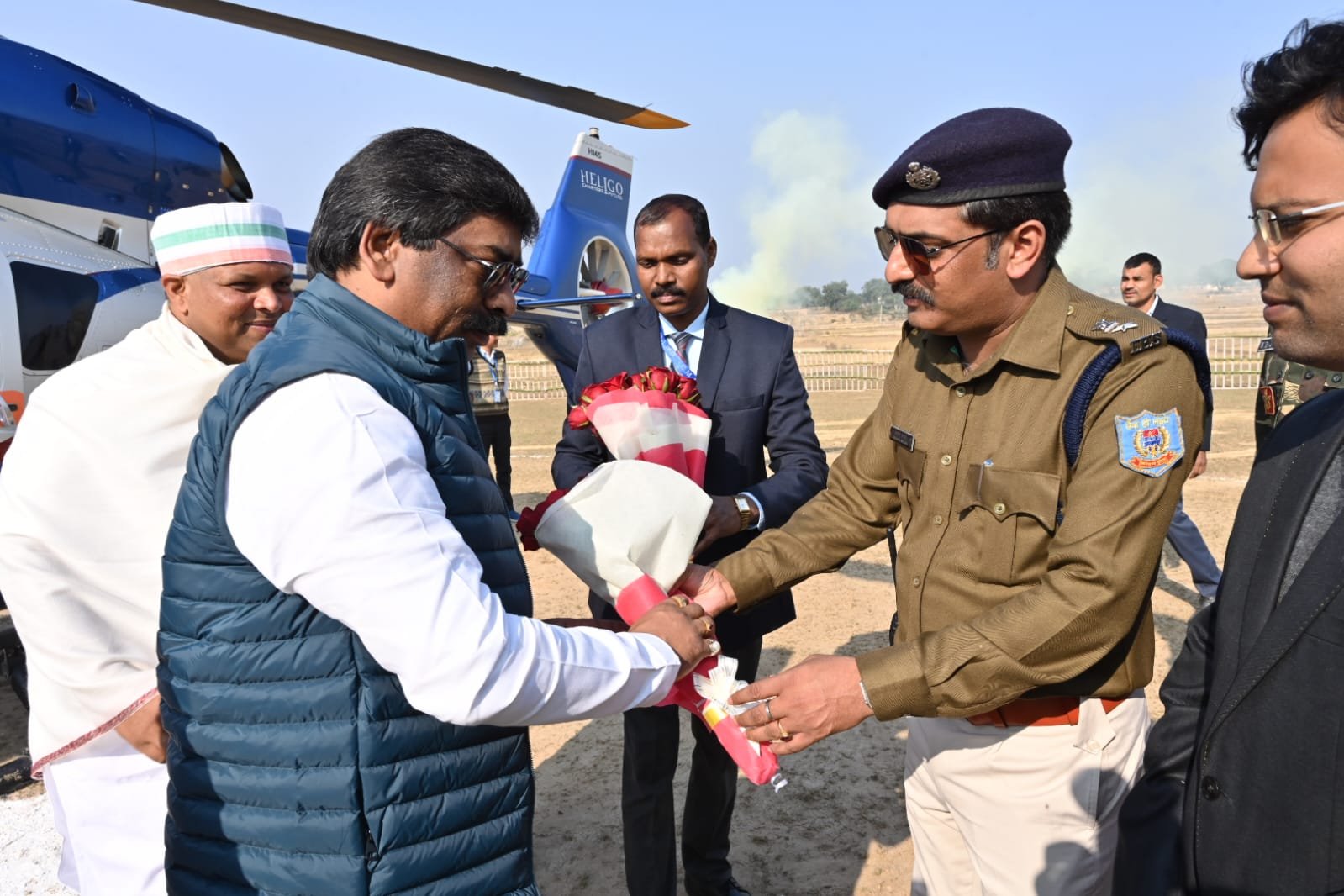 मुख्यमंत्री श्री हेमंत सोरेन पहुंचे लातेहार के कुंदरी ग्राम, आयुक्त, आईजी, उपायुक्त, पुलिस अधीक्षक आदि ने किया स्वागत मुख्यमंत्री श्री हेमंत सोरेन पहुंचे लातेहार के कुंदरी ग्राम, आयुक्त, आईजी, उपायुक्त, पुलिस अधीक्षक आदि ने किया स्वागत