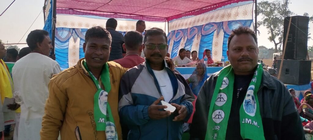 झारखंड मुक्ति मोर्चा जिला कोषाध्यक्ष संजय सिंह ने फसियाका किया दौरा,