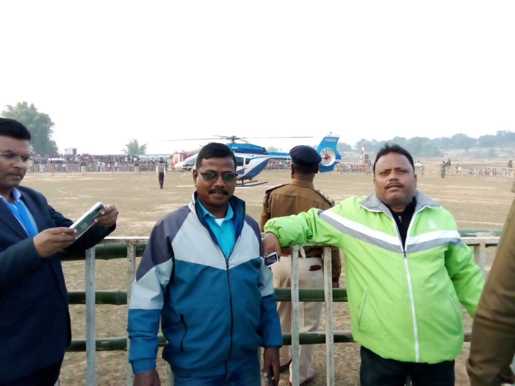 लातेहार प्रखंड स्थित कुंदरी गांव में आयोजित "आपकी योजना-आपकी सरकार-आपके द्वार" कार्यक्रम में शामिल हुए