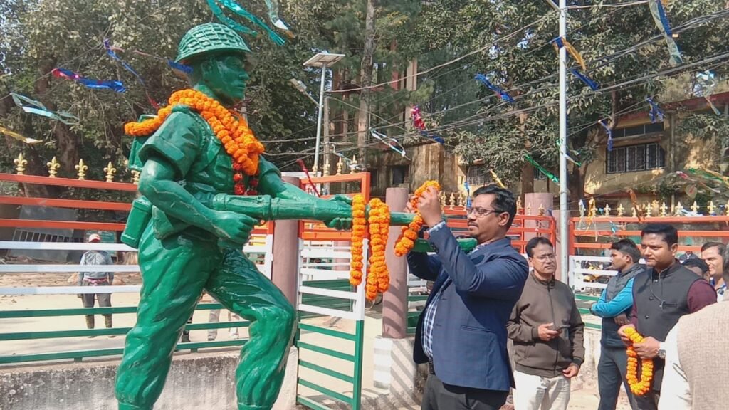 परमवीर चक्र विजेता लांस नायक अलबर्ट एक्का की जयंती पर जिले के अधिकारियों ने दी उन्हे विनम्र श्रद्धांजलि