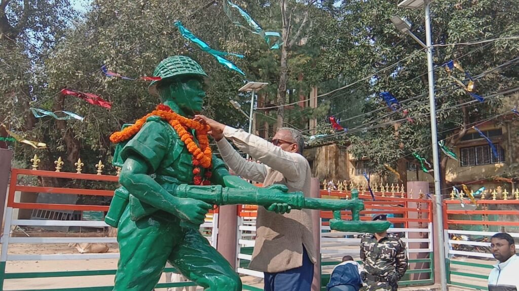 परमवीर चक्र विजेता लांस नायक अलबर्ट एक्का की जयंती पर जिले के अधिकारियों ने दी उन्हे विनम्र श्रद्धांजलि