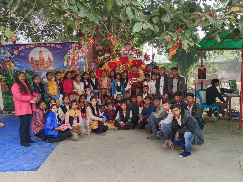 शैक्षणिक भ्रमण के दौरान छात्र- छात्राएं दिखे काफी प्रसन्नचित शैक्षणिक भ्रमण के दौरान छात्र- छात्राएं दिखे काफी प्रसन्नचित