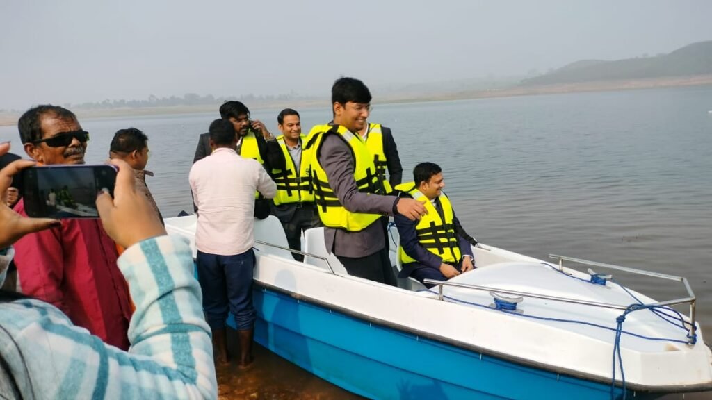 पलामू डीसी , एसपी सहित अन्य अधिकारियों ने बोटिंग का लिया आनंद पलामू डीसी , एसपी सहित अन्य अधिकारियों ने बोटिंग का लिया आनंद