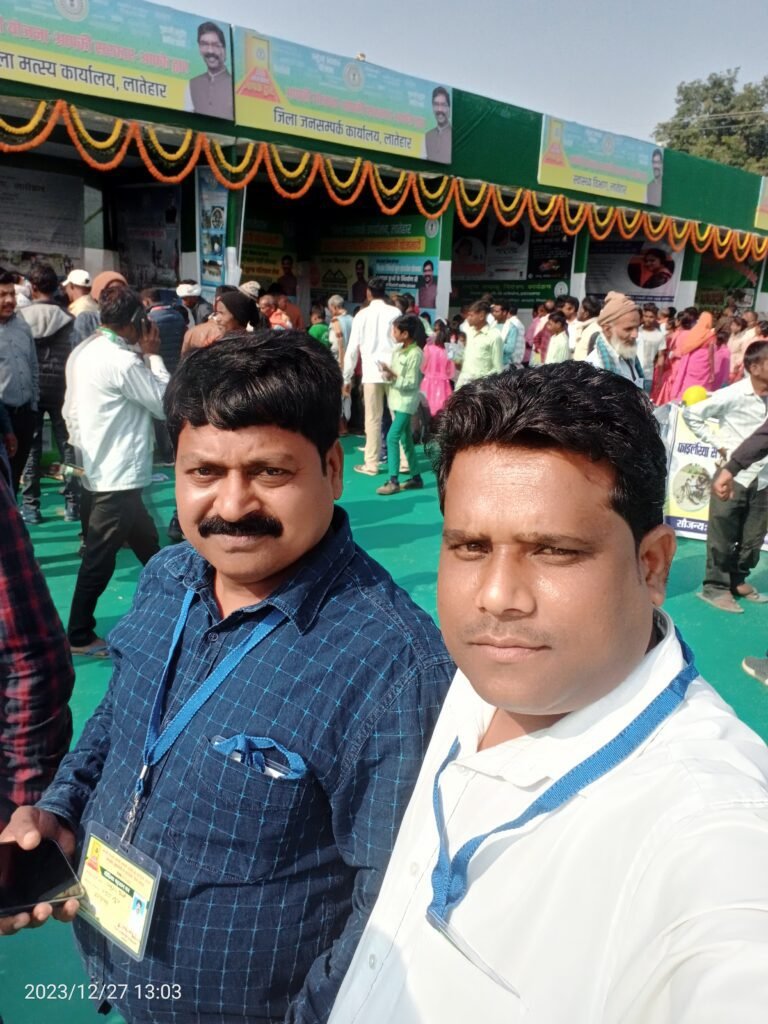 लातेहार प्रखंड स्थित कुंदरी गांव में आयोजित "आपकी योजना-आपकी सरकार-आपके द्वार" कार्यक्रम में शामिल हुए