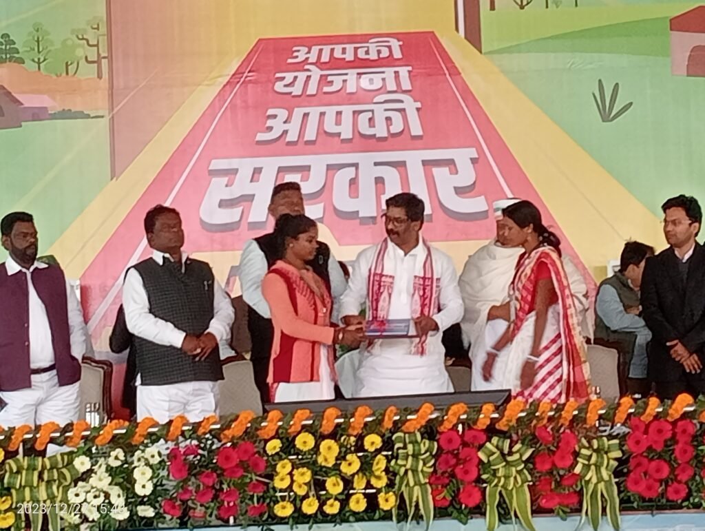 लातेहार प्रखंड स्थित कुंदरी गांव में आयोजित "आपकी योजना-आपकी सरकार-आपके द्वार" कार्यक्रम में शामिल हुए