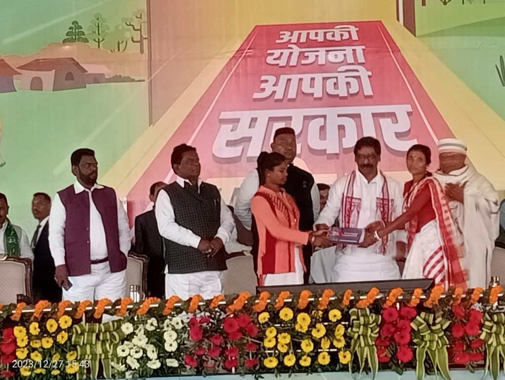 लातेहार प्रखंड स्थित कुंदरी गांव में आयोजित "आपकी योजना-आपकी सरकार-आपके द्वार" कार्यक्रम में शामिल हुए