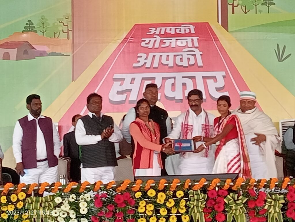 लातेहार प्रखंड स्थित कुंदरी गांव में आयोजित "आपकी योजना-आपकी सरकार-आपके द्वार" कार्यक्रम में शामिल हुए