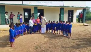 राजकीय उत्क्रमित मध्य विद्यालय सखुआ में छात्र छात्राओं के बीच किया गया ड्रेस का वितरण