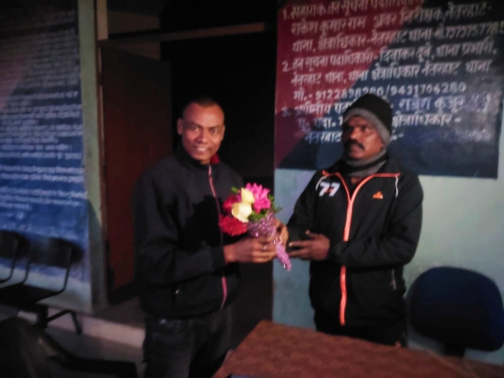 नेतरहाट थाना के नये थाना प्रभारी बने रत्न टुडू,किया पदभार ग्रहण।