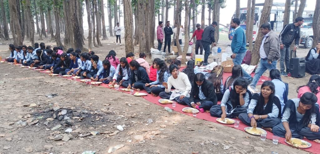 जीएम महाविद्यालय इचाक के विद्यार्थियों को कराया गया शैक्षणिक भ्रमण। जीएम महाविद्यालय इचाक के विद्यार्थियों को कराया गया शैक्षणिक भ्रमण।