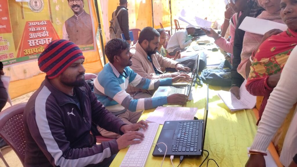 सरकार आपके द्वारा कार्यक्रम का हुआ आयोजन: हाई स्कूल के मैदान में काफी संख्या में जुटे ग्रामीण सरकार आपके द्वारा कार्यक्रम का हुआ आयोजन: हाई स्कूल के मैदान में काफी संख्या में जुटे ग्रामीण